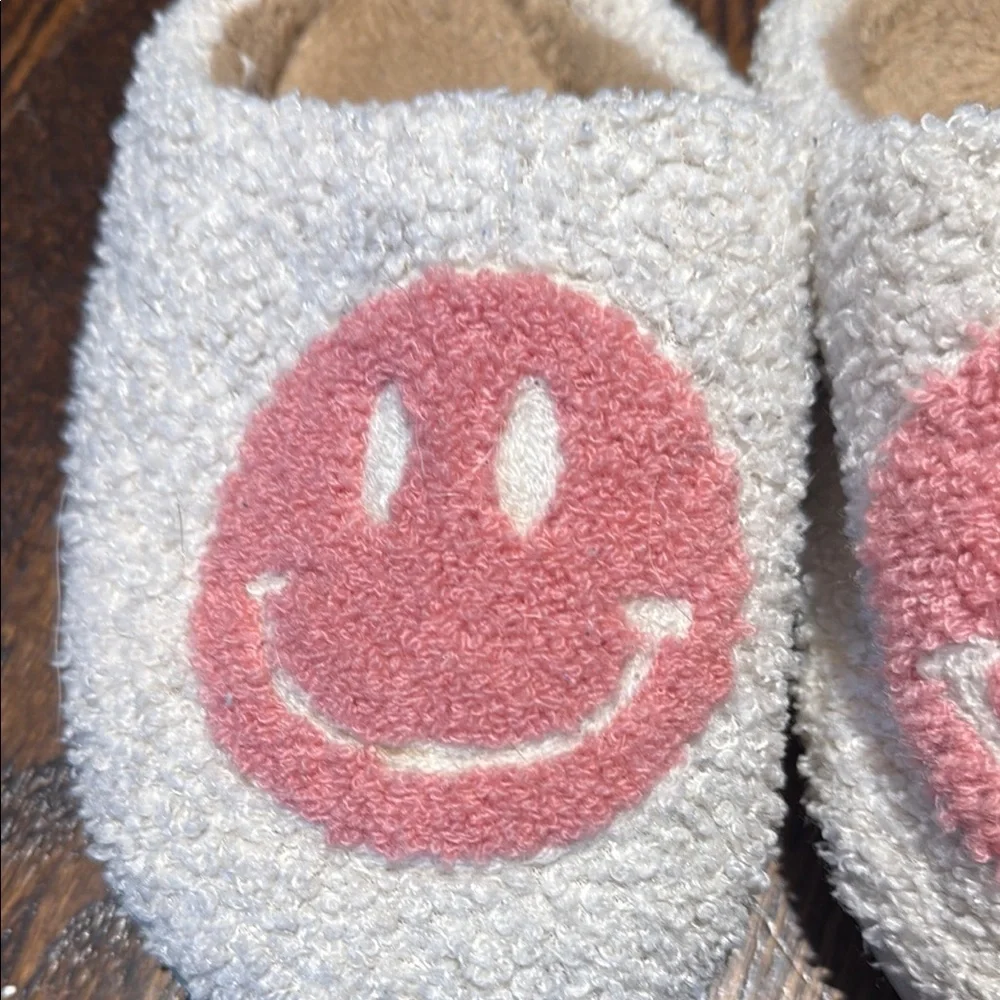 Cozy Smiley Face Slippers girls size 34-35